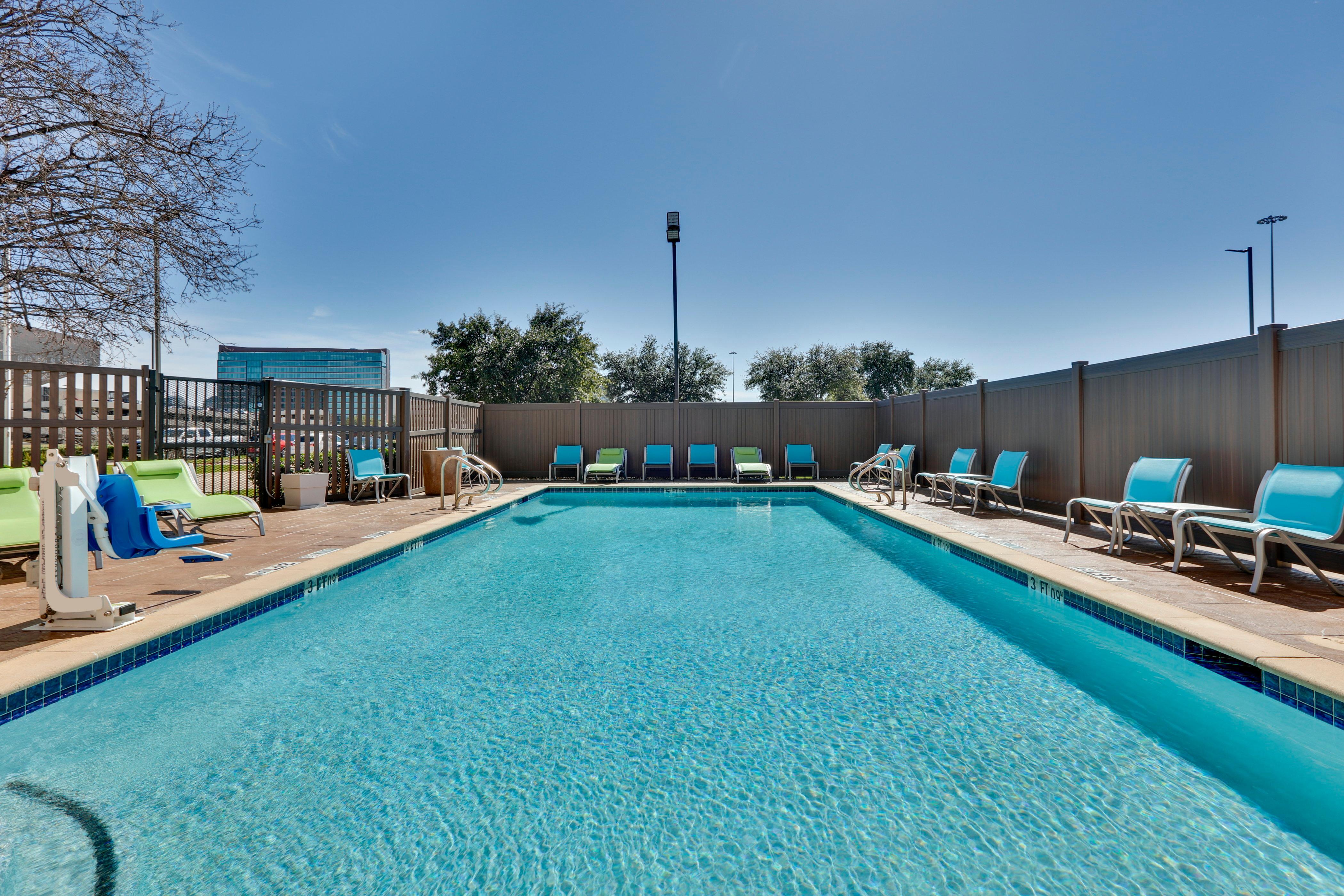 Holiday Inn Express & Suites Irving Conv Ctr - Las Colinas By Ihg Екстериор снимка